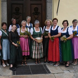 Die Goldhaubenfrauen und -mädchen nach der Kräuterverteilung