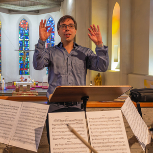 Der Kirchenchor unter der Leitung von Josef Gasser umrahmt den Pfingstgottesdienst musikalisch mit der Piccloomini-Messe von W.A. Mozart