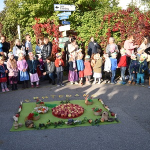 Darbietung der Kinder des Kindergartens