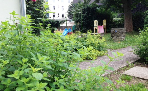 Kräutergarten und Spielplatz im Haus der Frau