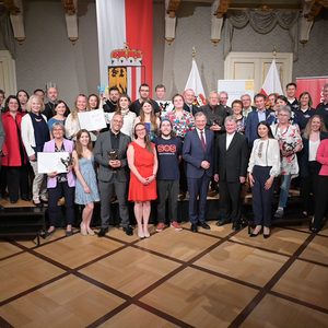 Pressefoto (honorarfrei): Gruppenbild der Preisträger:innen mit Bischof Manfred Scheuer, Landeshauptmann Thomas Stelzer und Soziallandesrat Wolfgang Hattmannsdorfer