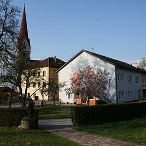 Blick vom Pfarrhof auf Kirche und Pfarrheim