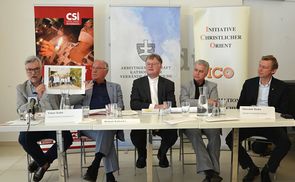 V. l.: Elmar Kuhn (Christian Solidarity International Österreich), Helmut Kukacka (Arbeitsgemeinschaft Katholischer Verbände), Bischof Manfred Scheuer (Kardinal König Stiftung), Herbert Rechberger (Kirche in Not), Slawomir Dadas (ICO)