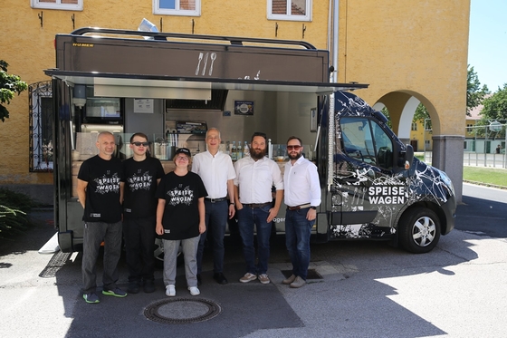 Caritas-Direktor Michael Landau besucht den 'Speisewagen'.