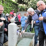 Wasser schöpfen mit den KMB Pilgerflaschen