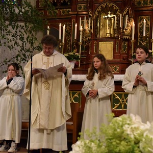 Jan Jakubiak mit den Ministranten