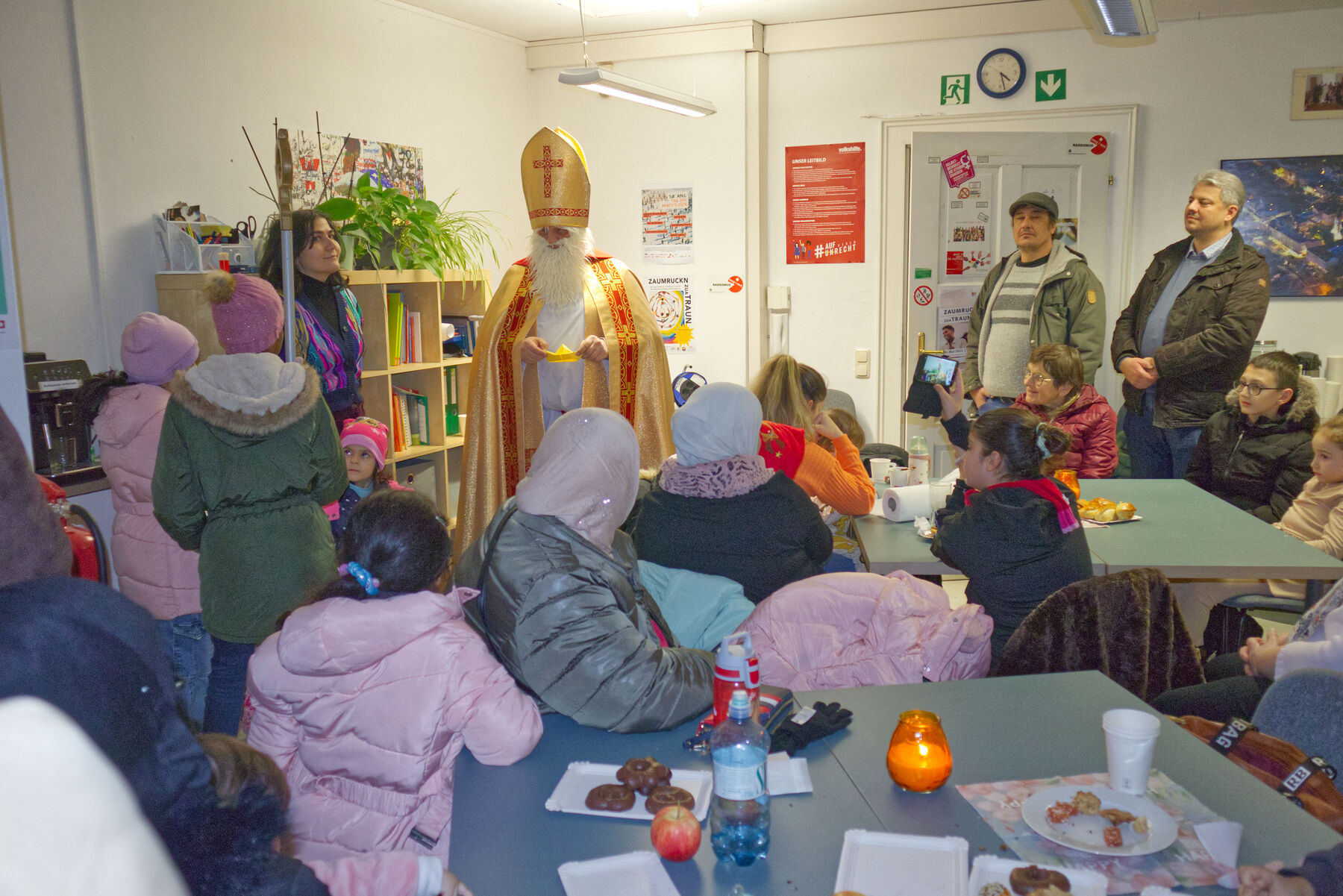 Johann Rumetshofer als Nikolaus erzählt über das Leben des Heiligen Nikolaus.