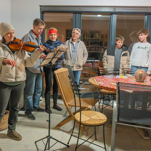 Lebendiger Adventkalender der Pfarre Kirchdorf an der Krems. Adventliche Besinnung - beten, singen und feiern. Anschließend gemeinsam bei Tee wärmen und reden.Bild: Lebendiger Adventkalender bei Familie Holzer-Colin