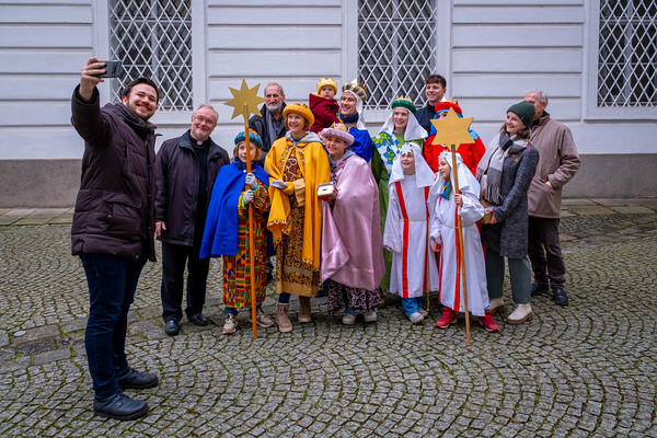 Selfie der Sternsinger zusammen mit Generalvikar Severin Lederhilger, Dompropst Wilhelm Vieb?ck und Bischofsvikar Johann Hintermaier.