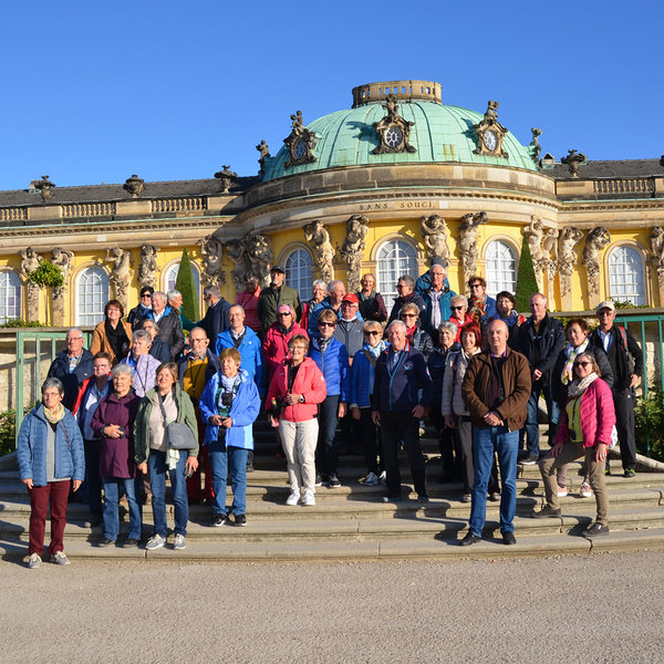 Gruppenfoto vor dem Schloss Sanssouci