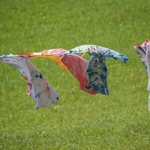 Donnerstag: die Batik-Leiberl hängen zum Trocknen in der Sonne