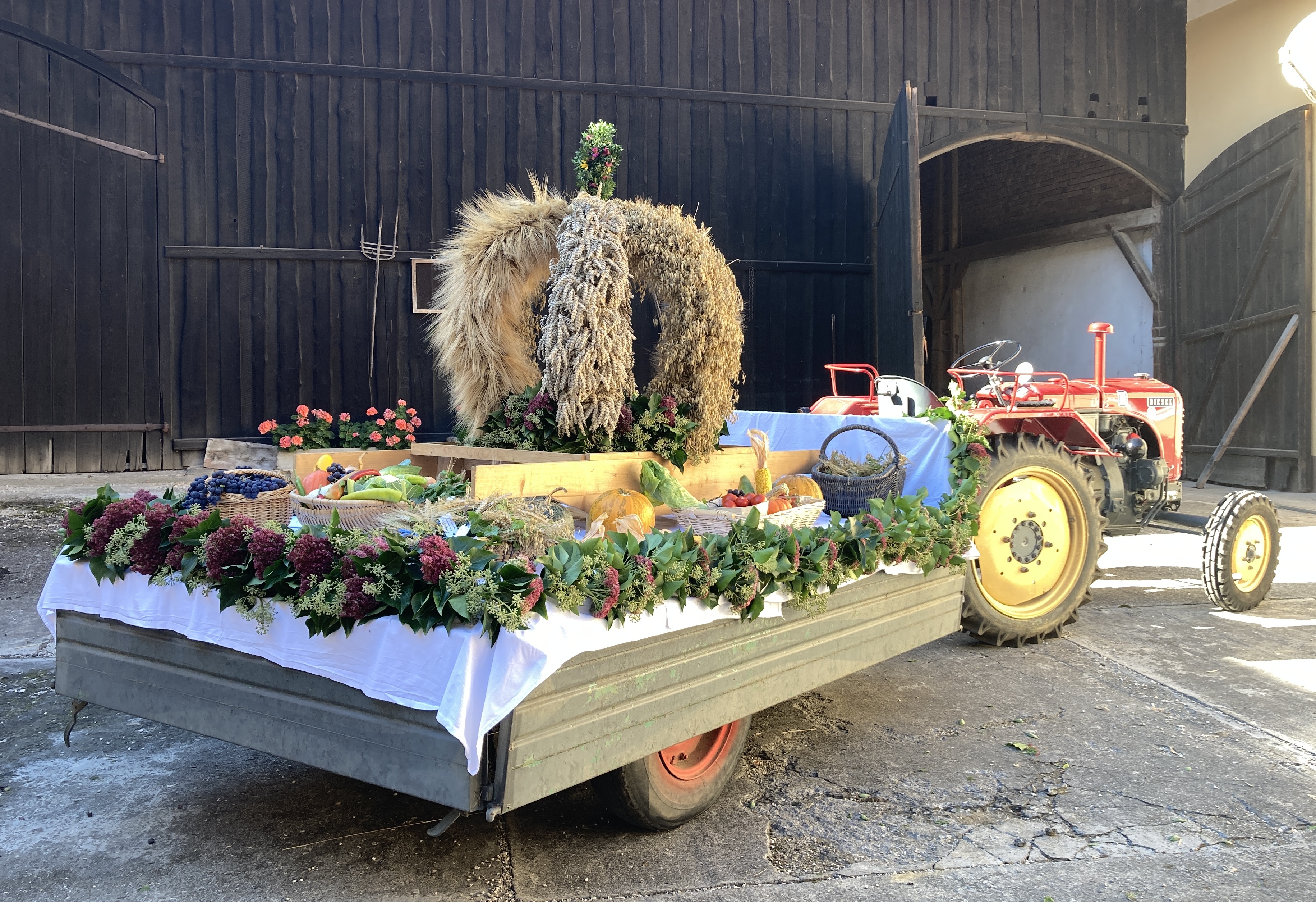 Geschmückter Erntewagen