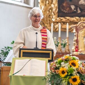 Die  scheidenede Pfarrassistentin Veronika Kitzmüller wird verabschiedet