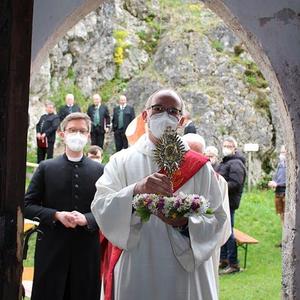 Am Ende des Gottesdienstes wird die Reliquie in die Kirche übertragen.