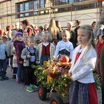 Kindergartenkinder beim Einzug in die Kirche