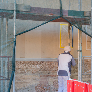 Vielfältige Arbeiten sind rund um die Sanierung der Kirchenfassade zu erledigen