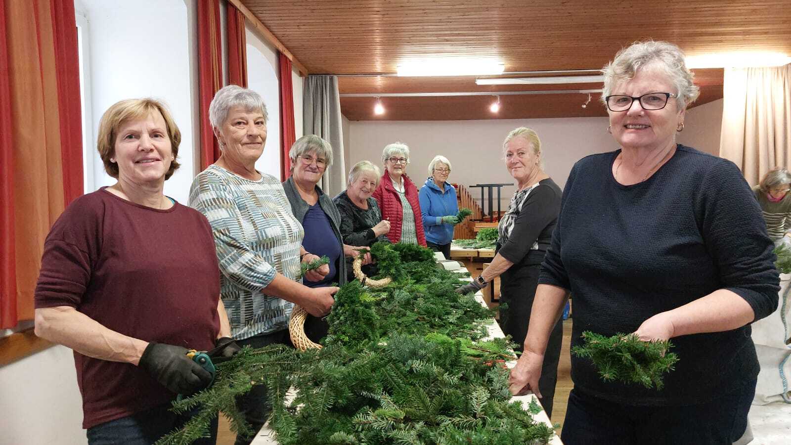 Adventkranz binden und Adventmarkt 2024