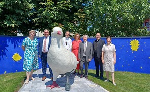 v.l.: Ulrike Parzmair-Pfau, Bürgermeister Fritz Feichtinger, Künstler Werner Reiterer, Martina Gelsinger, Pfarrer Franz Starlinger, Bischof Hermann Glettler, Teresa Kaineder