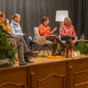 Superintendent Gerold Lehner, Doris Helmberger-Fleckl, SR Teresa Hieslmayr, Moderatorin Renata Schmidtkunz, Brigitte Gruber-Aichberger, Bischof Manfred Scheuer