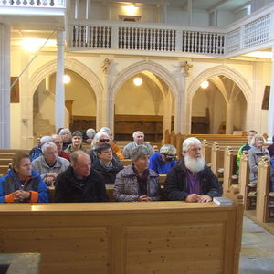 Teilnehmer der Wallfahrt in der Wallfahrtskirche hören die Erklärungen