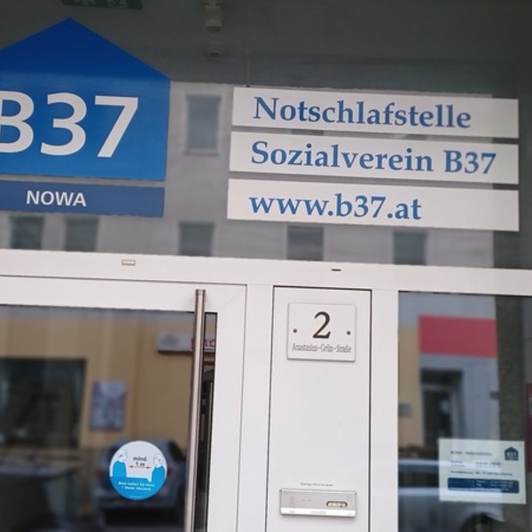 Übergabe der Spenden an die Notschlafstelle im B37