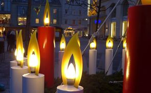 Adventkranz des Diakoniewerks bei der Adventfeier für obdachlose Menschen