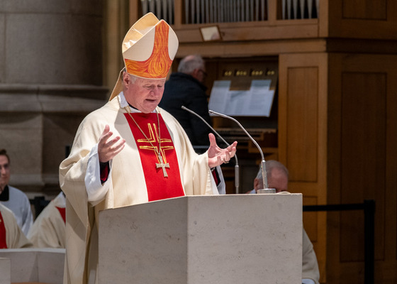 Ölweihmesse im Linzer Mariendom mit 100 jungen Ministrant:innen / © Diözese Linz / Johannes Kienberger Predigt Bischof Manfred Scheuer