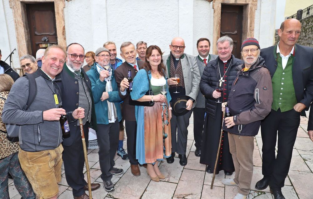 Gruppenbild mit Bischof Manfred Scheuer (3. v. r.) nach dem Gottesdienst in St. Wolfgang