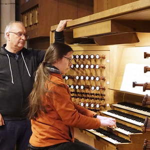 Domorganist Wolfgang Kreuzhuber mit Teilnehmerin Birgit Weberndorfer