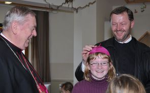 Bischof besuchte Volksschulen und Kindergarten