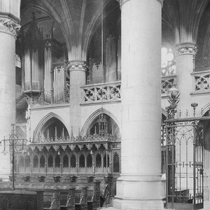 Presbyterium (Mariendom Linz) um 1924 mit Blick auf die Lachmayr-Mauracher-Chororgel (DAL_Bildarchiv_M_I_1639)