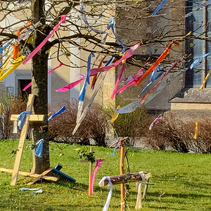 Bunte Bänder wehen im Pfarrhofsgarten