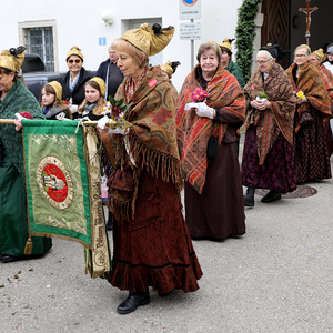 Fahnenmutter mit Patinnen und der Standarte