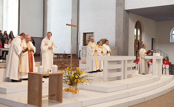 Der neu gestaltete Altarraum der Pfarre Wels-Heilige Familie wurde am 3. Oktober 2015 eingeweiht.
