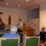 Besuch des Nikolaus beim Gottesdienst im Seniorenheim Laakirchen