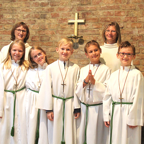 Gruppenfoto der MinistrantInnen mit Maria Fischer und Renate Moser