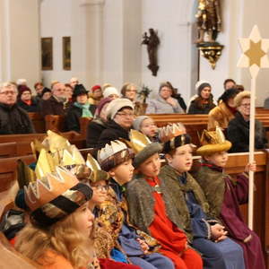 St. Quirinus und die Sternsinger während der Messe