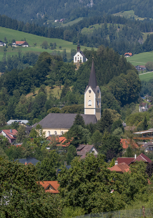 Pfarrkirche Windischgarsten, im Hintergrund der Kalvarienberg