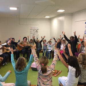 Bischof beim Kinderchor