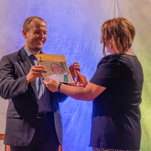 Dankefest im Pfarrsaal Kirchdorf an der Krems, Bild: Jakob Haijes, Pfarrgemeinderatsobmann, bedankt sich bei der scheidenden Pastoralassistentin Bernadette Hackl und überreicht ihr einen Sonderpfarrbrief als Geschenk