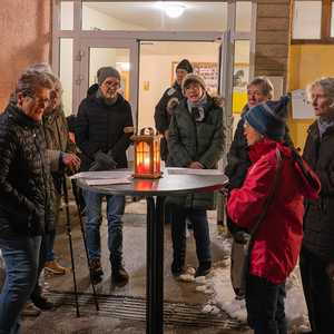 Die Katholische Frauenbewegung lud zur Adventfeier vor das Pfarrheim ein