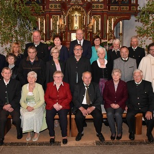 Die Jubelpaare mit Jan Jakubiak in der Pfarrkirche