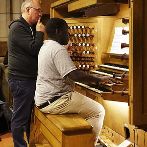 Domorganist Wolfgang Kreuzhuber mit Teilnehmer Alex Matovu Bukenya an der Rudigierorgel