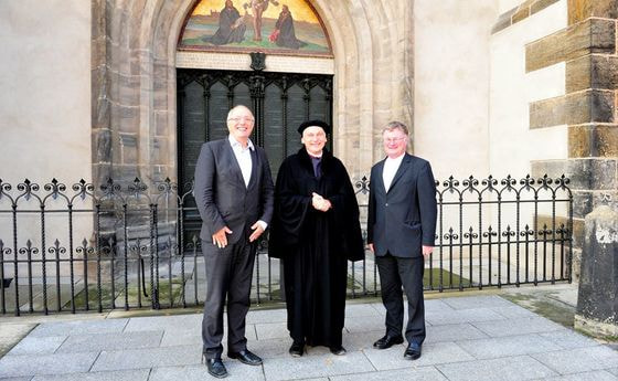 Bischof Michael Bünker (l.) und Bischof Manfred Scheuer (r.) und Kirchmeister Bernhard Naumann als Martin Luther bei der Stadtführung in Wittenberg vor der Tür, an der der Reformator 1517 die 95 Thesen angeschlagen hat / © epdUschmann / FlickR CC by-SA 2.0 Bischof Michael Bünker (l.) und Bischof Manfred Scheuer (r.) und Kirchmeister Bernhard Naumann als Martin Luther bei der Stadtführung in Wittenberg vor der Tür, an der der Reformator 1517 die 95 Thesen angeschlagen hat