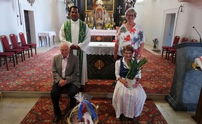 sitzend: Alois Gruber und Frieda Bachmaier; stehend: Pfarrer Francis und PGR-Obfrau Brigitte Legler; (nicht am Bild: Luise Dötzlhofer)