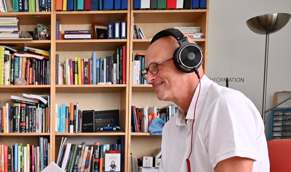 Mag. Klaus Mastalier bei der Aufnahme einer Radiosendung mit Kopfhörer