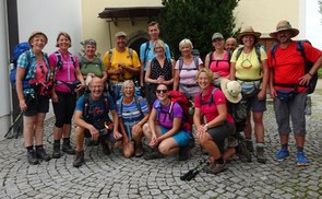 Gruppenbild vor der Kirche in Walding