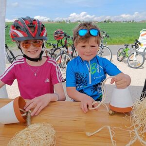 Station Bachmanning: Kinder basteln Ohrwurmtöpfe