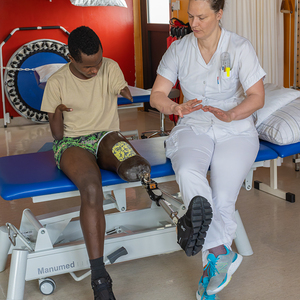 mit Christa Tanhofer-Pilisch - PhysiotherapeutinBild: Biko Kimila mit Christa Tanhofer-Pilisch - Physiotherapeutin