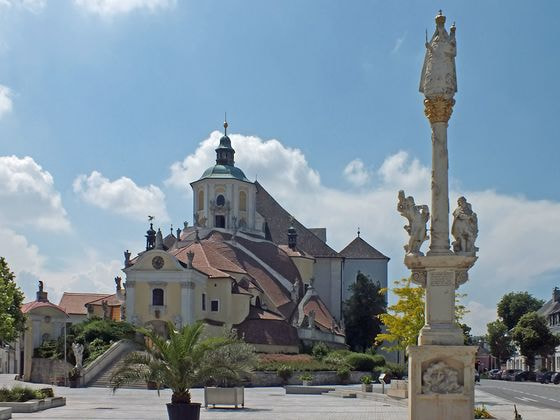 Kalvarienberganlage Eisenstadt mit Mariensäule (Link zum Bild: https://commons.wikimedia.org/wiki/File:Kalvarienberg_Eisenstadt_Bergkirche.jpg). / © Martin Geisler/wikimedia.commons.org/CC BY-SA 4.0 (Link zur Lizenz: https://creativecommons.org/licenses/by-sa/4.0). Kalvarienberganlage Eisenstadt mit Mariensäule (Link zum Bild: https://commons.wikimedia.org/wiki/File:Kalvarienberg_Eisenstadt_Bergkirche.jpg).